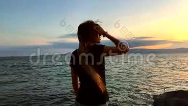 年轻快乐的亚洲女孩在美丽的夕阳下张开双臂。 慢动作后视，激励Silhuette视频。 泰国